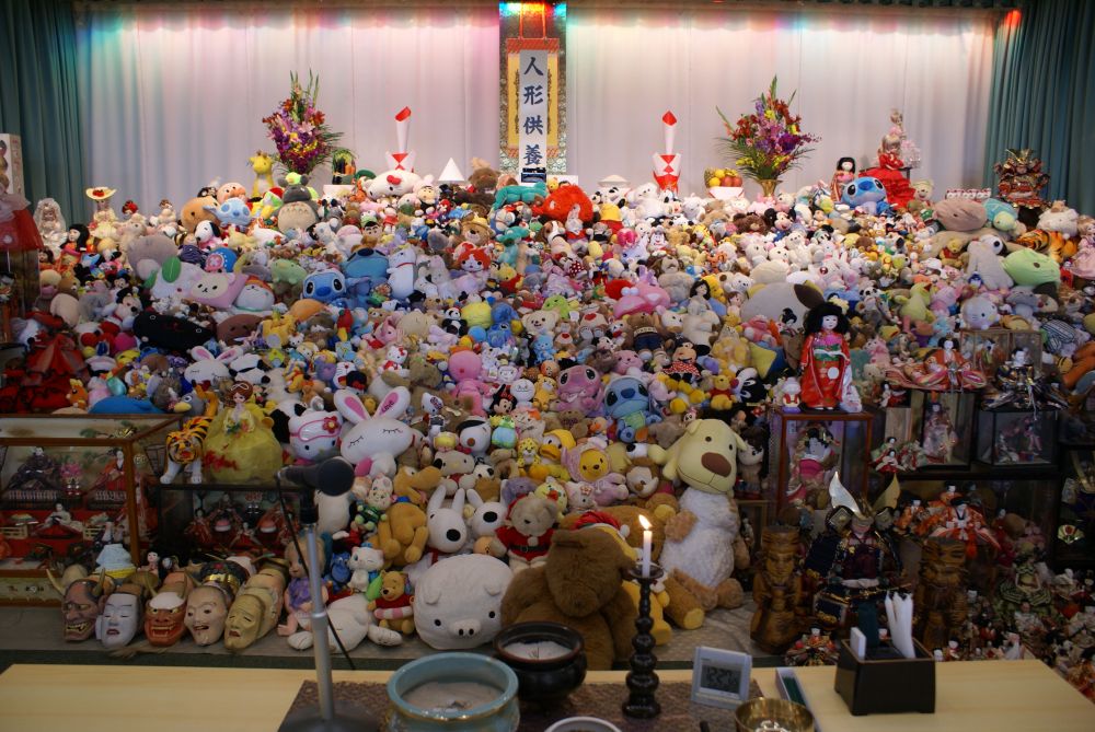たくさんの人形を祭壇へ飾りました