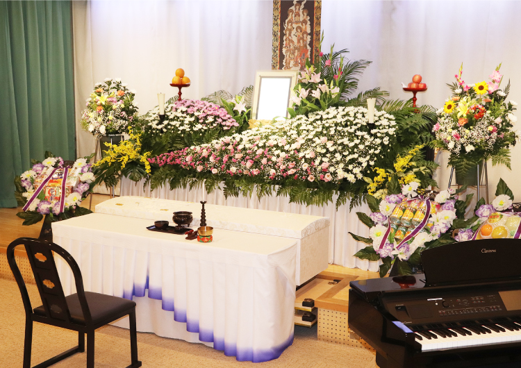式場 飾りつけ一例祭壇の花はすべて生花を使っています