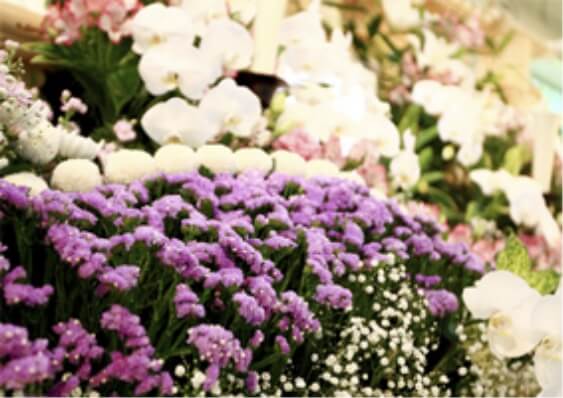 式場 飾りつけ一例祭壇の花はすべて生花を使っています